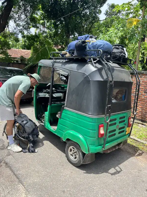 Chargement des valises sur le Tuk Tuk - Sri Lanka